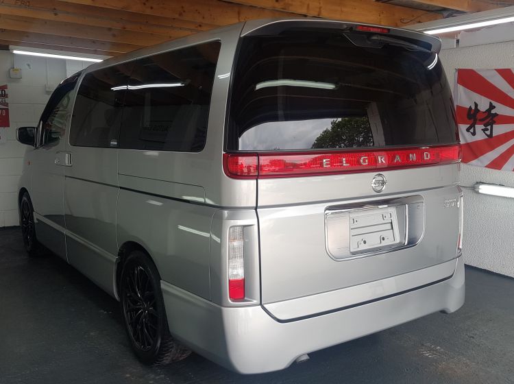 now sold thanks!!!!Nissan Elgrand 3.5 automatic 8 seater silver /sunroofs/curtains only 52k miles black alloy wheels-please quote 129