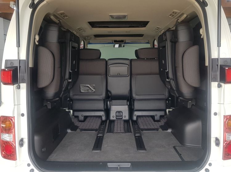 now sold thanks!!!!!Nissan Elgrand e51 2.5 automatic 8 seater white day van fresh japanese import 06 in stock-ready to go-twin sunroofs -please quote 140