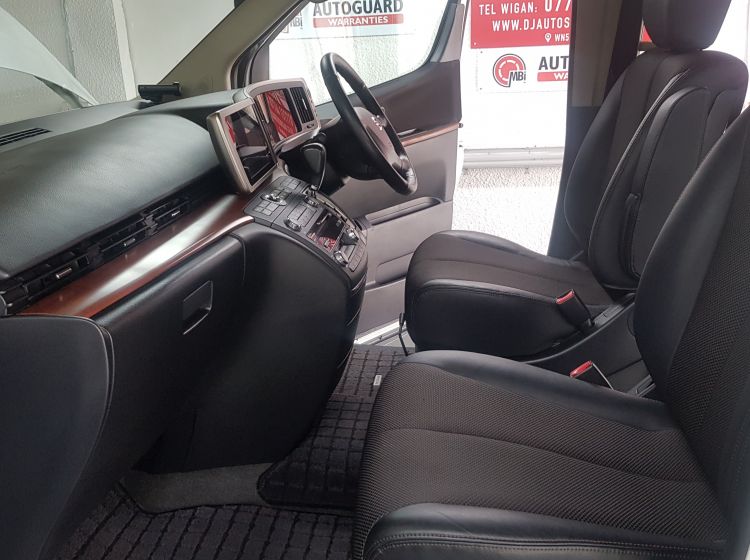 now sold thanks!!!!!Nissan Elgrand e51 2.5 automatic 8 seater white day van fresh japanese import 06 in stock-ready to go-twin sunroofs -please quote 140