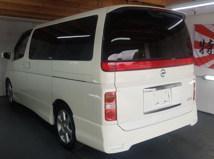 now sold thanks!!!!!Nissan Elgrand e51 2.5 automatic 8 seater white day van fresh japanese import 06 in stock-ready to go-twin sunroofs -please quote 140
