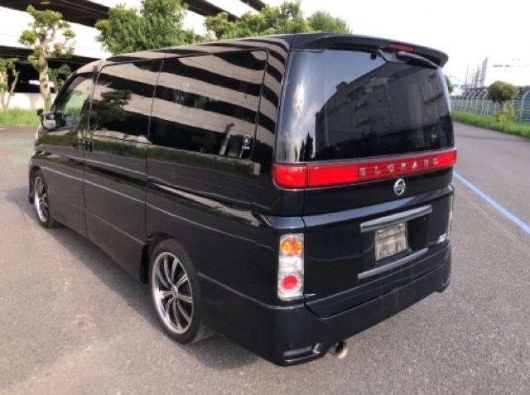 now sold thanks!!!!!!Nissan Elgrand e51 2.5 automatic 8 seater black fresh japanese import 2007(((awaiting dvla v5-)))pleaser quote 181