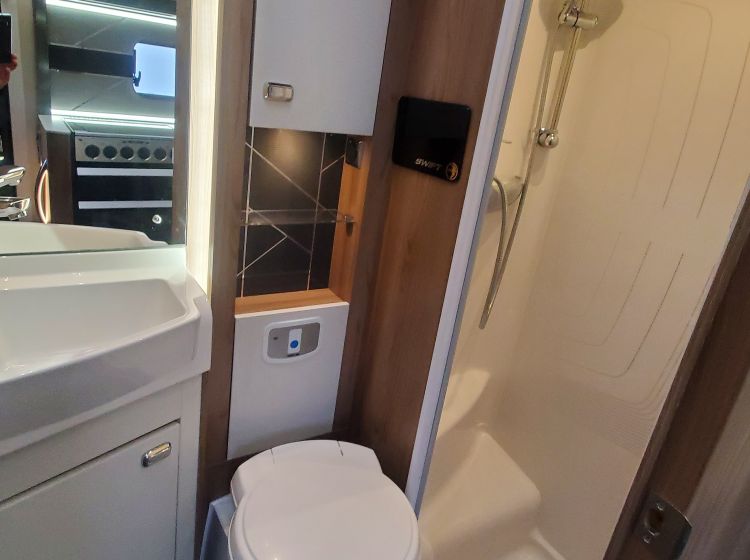 sold !!!!!!!!2020 SWIFT KONTIKI 649 MOTORHOME 2.3 diesel 180bhp black edition manual 6 speed 6 berth 6 seatbelts rear u shape lounge only 6600 miles tag axle  px and finance possible- 12 months warranty