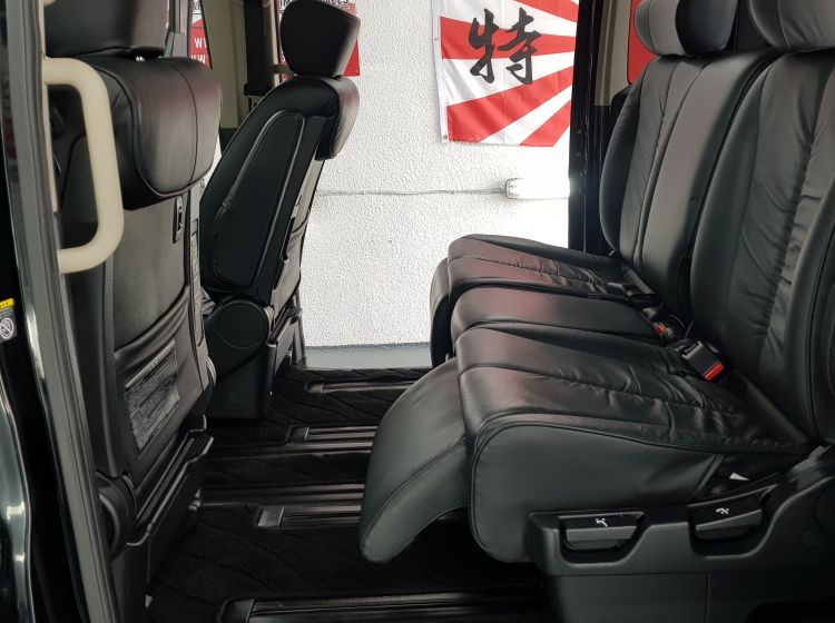 now sold thanks!!!!!!!202  nissan elgrand e51 s3 in black 2.5 automatic 8 leather seater fresh japanese import only 51k miles warranted-2007-please quote 202