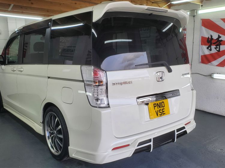 sold thanks!!!!!!!320-Honda stepwagon spada white body style kit fresh japanese import excellent condition	only 58k miles-8 seater-new tryes fitted -please quote 320