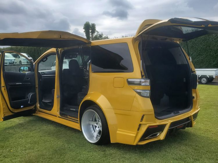 now sold!!!!!!!!!366-toyota vellfire awesome showcar 3500cc auto in yellow 30k miles sunroofs air suspension etc etc- please quote 366