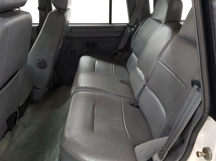 now sold thanks!!!!!!!!Land Rover Discovery white 3.9 V8i auto japanese import collectors corrosion free 1998 excellent alround condition must be seen twin sunroofs
