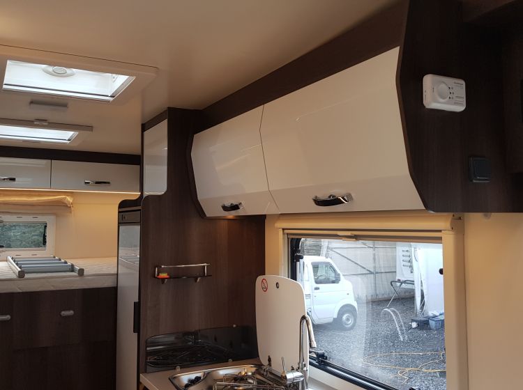 now sold thanks!!!!!!!ROLLER TEAM ZEFIRO 690 garage motorhome 6 berth 6 seatbelts  Awning, safari room,solar panel, bike rack excellent condition 2017